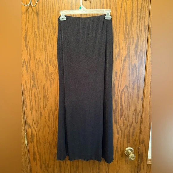 Elegant Black Maxi Skirt - Picture 2 of 6